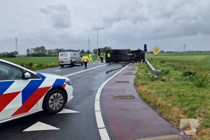 Verhuiswagen kantelt door zomerstorm Poly