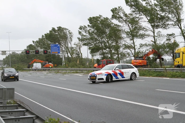 Rijksweg A9 afgesloten door omgewaaide bomen