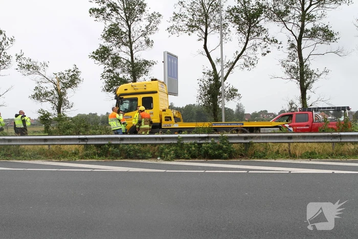 Rijksweg A9 afgesloten door omgewaaide bomen