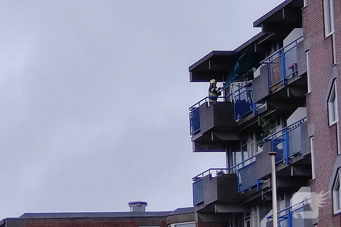 Brandweer verwijderd losgewaaid zonnescherm