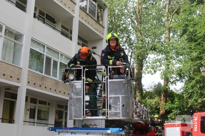 Brandweer verwijdert gevaarlijk hangende takken
