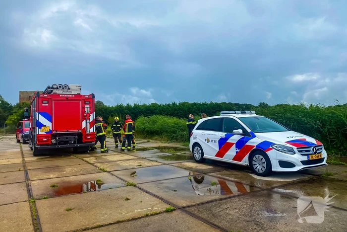 Brandweer controleert gedumpte vaten