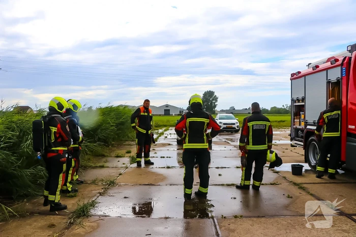 Brandweer controleert gedumpte vaten