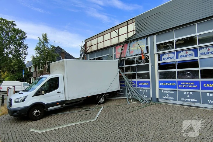 Storm veroorzaakt schade aan bedrijfspand