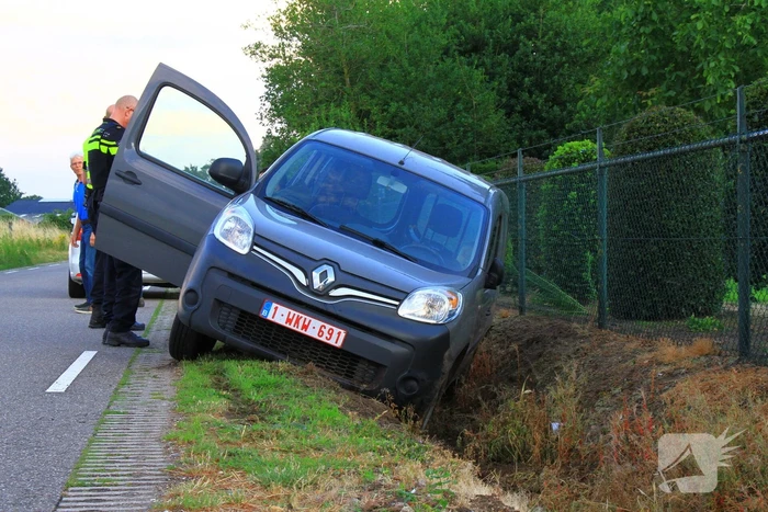 Belgisch voertuig belandt in droge sloot