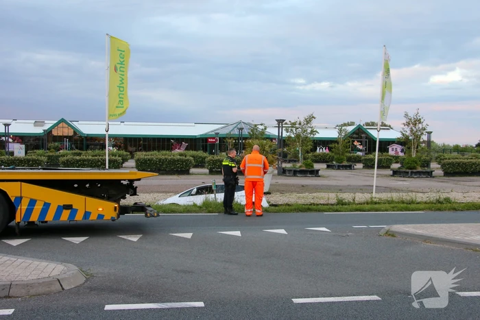 Automobilist raakt te water in sloot
