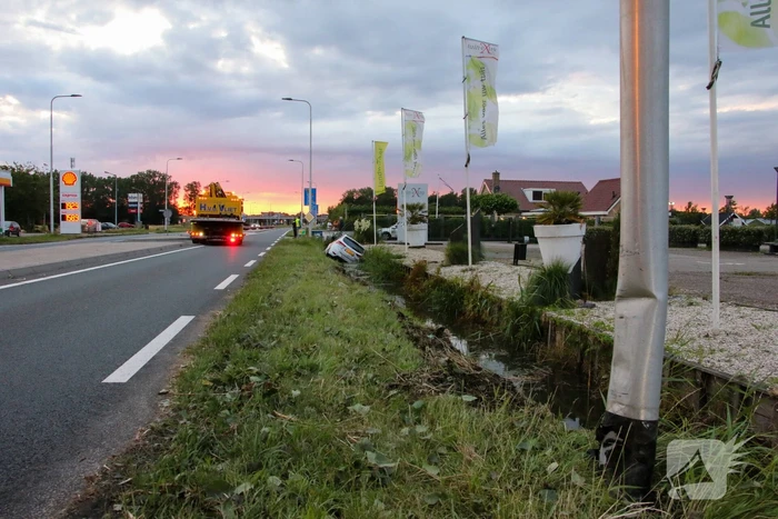 Automobilist raakt te water in sloot