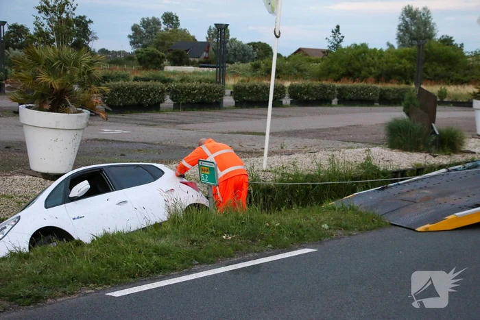 Automobilist raakt te water in sloot