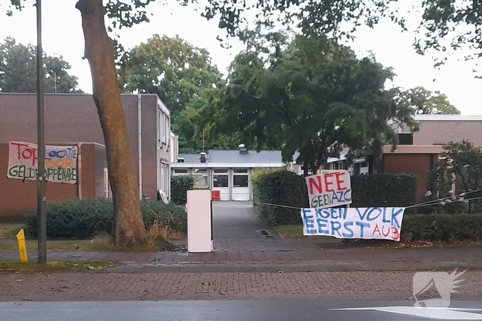 Brandende container geblust door brandweer