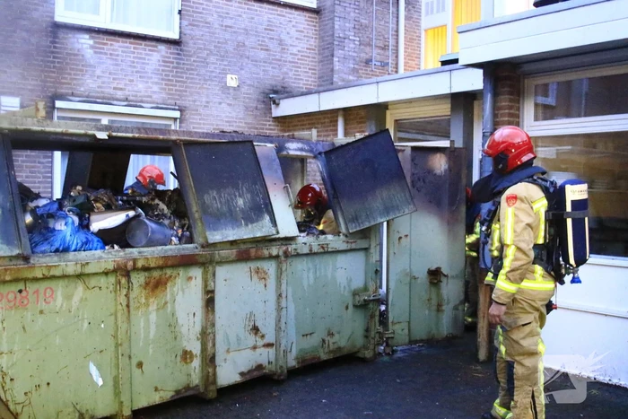 Brandende container geblust door brandweer