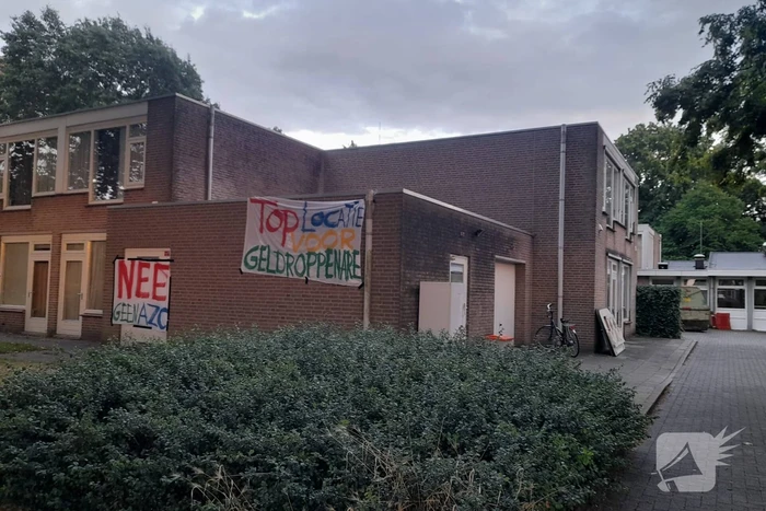 Brandende container geblust door brandweer