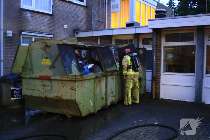 Brandende container geblust door brandweer