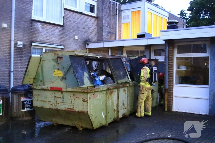 Brandende container geblust door brandweer