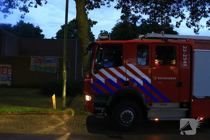 Brandende container geblust door brandweer