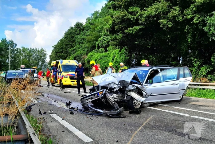 Drie voertuigen betrokken bij frontale aanrijding