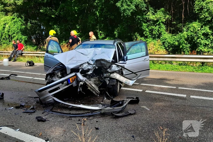 Drie voertuigen betrokken bij frontale aanrijding