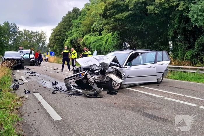 Drie voertuigen betrokken bij frontale aanrijding