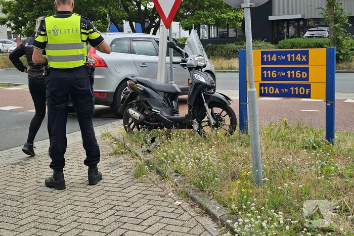 Scooterrijdster rijdt in flank van bestelbus