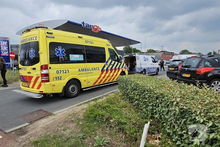 Scooterrijdster rijdt in flank van bestelbus