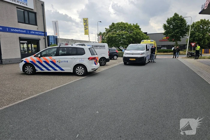 Scooterrijdster rijdt in flank van bestelbus