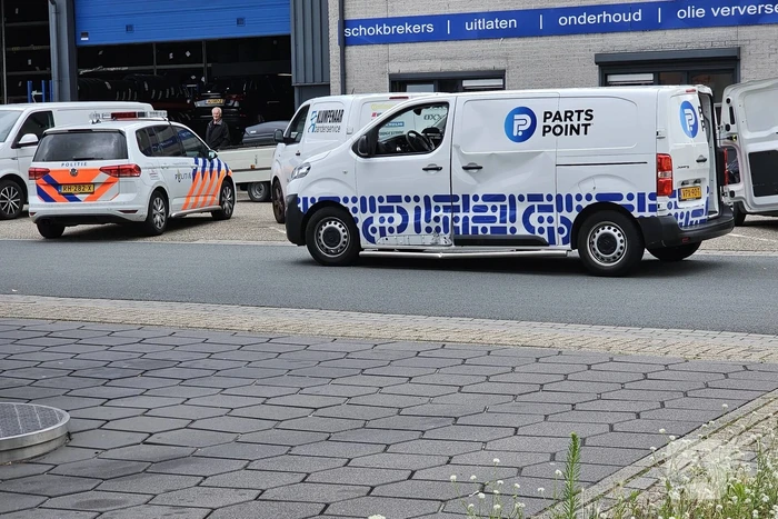 Scooterrijdster rijdt in flank van bestelbus