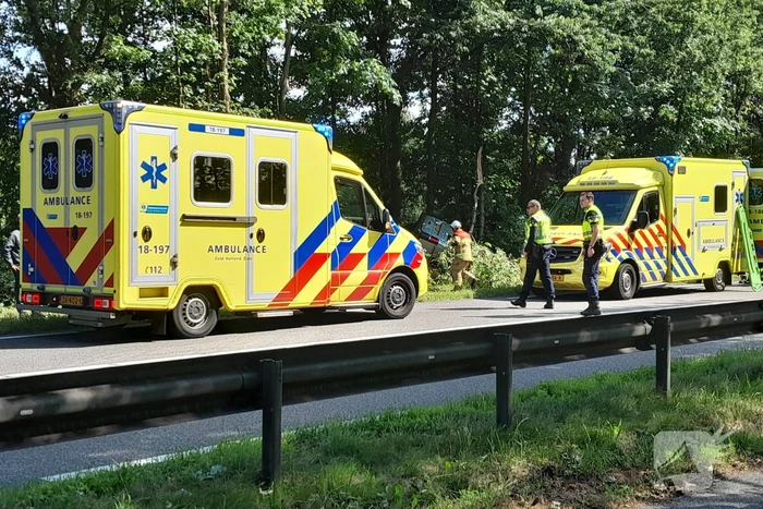Bestuurder bestelbus raakt van de weg en belandt in bosschage