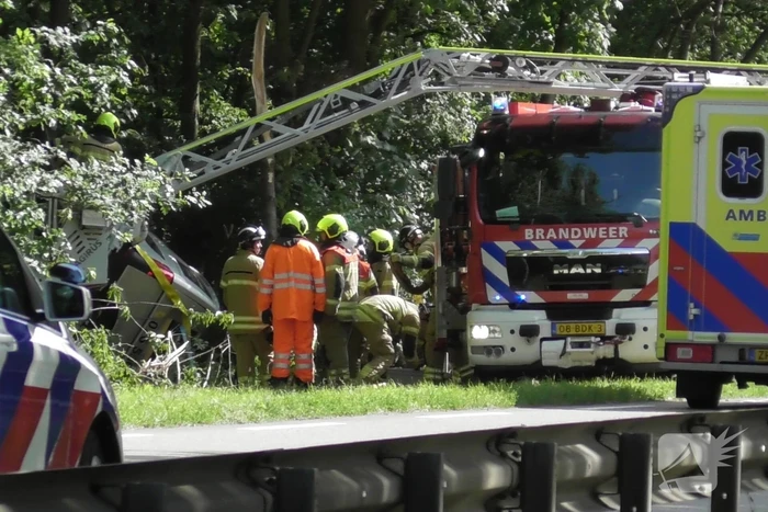 Bestuurder bestelbus raakt van de weg en belandt in bosschage