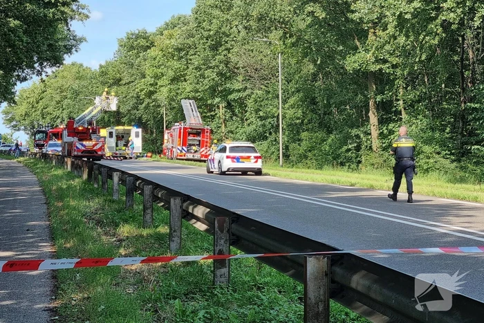 Bestuurder bestelbus raakt van de weg en belandt in bosschage