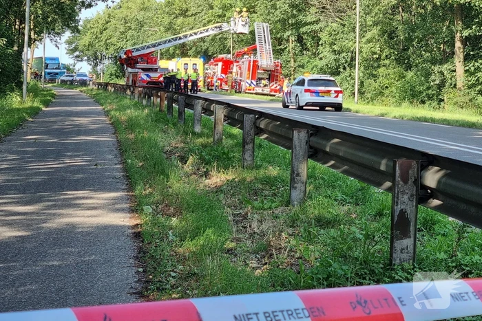 Bestuurder bestelbus raakt van de weg en belandt in bosschage