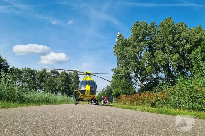 Bestuurder bestelbus raakt van de weg en belandt in bosschage
