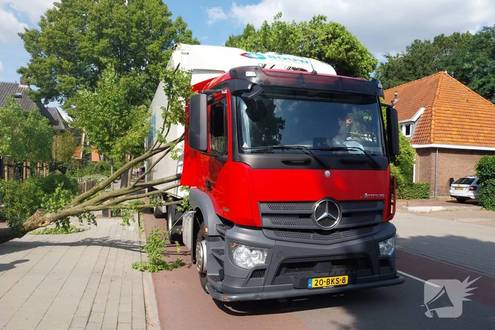 Tak breekt af en belandt tussen vrachtwagen en oplegger