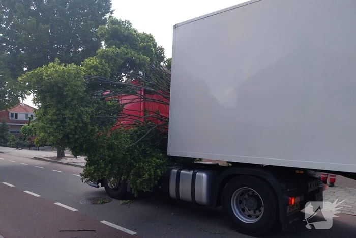 Tak breekt af en belandt tussen vrachtwagen en oplegger