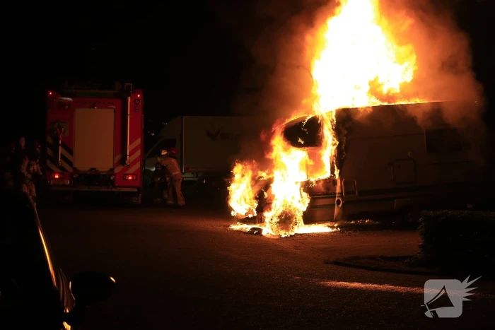 Auto en camper door brand verwoest
