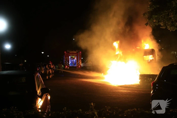 Auto en camper door brand verwoest