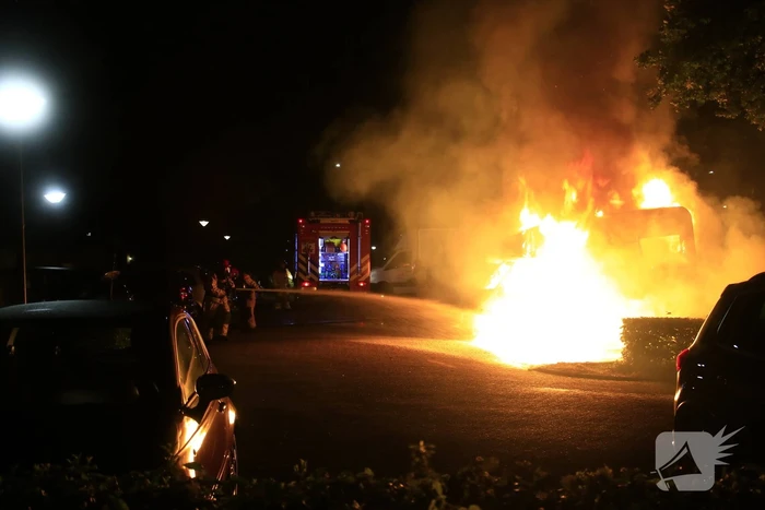 Auto en camper door brand verwoest