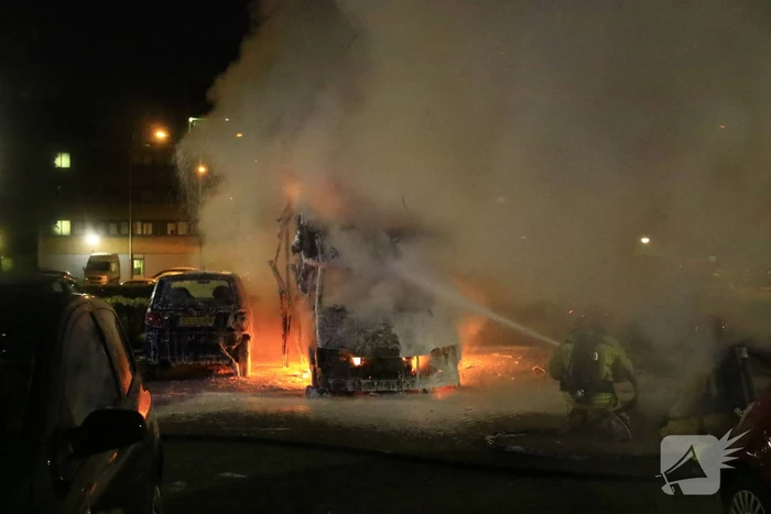 Auto en camper door brand verwoest