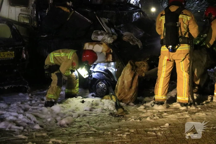 Auto en camper door brand verwoest