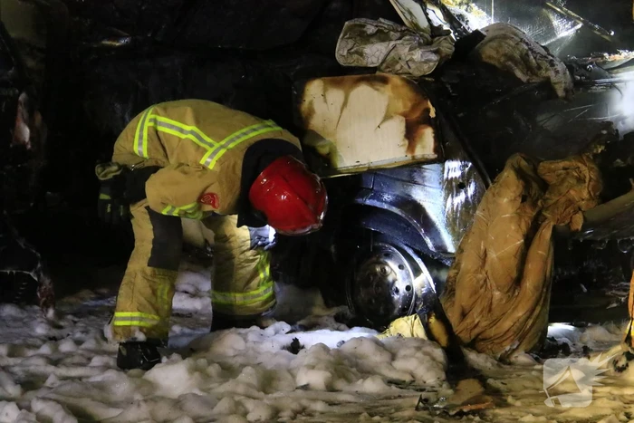 Auto en camper door brand verwoest