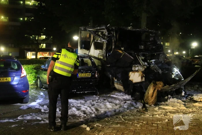 Auto en camper door brand verwoest