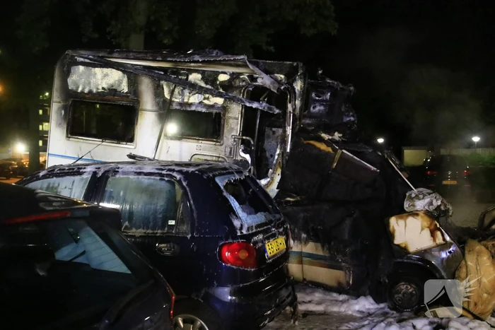 Auto en camper door brand verwoest