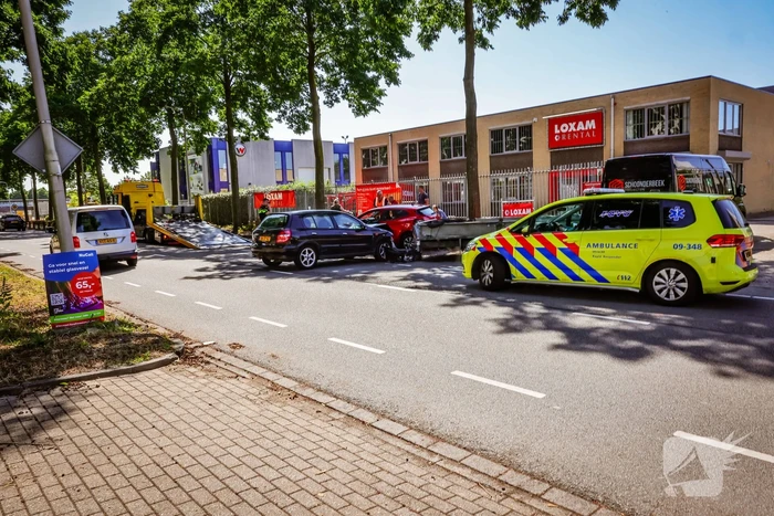 Twee voertuigen en aanhanger betrokken bij botsing