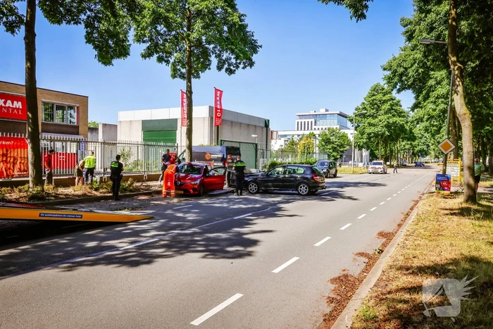 Twee voertuigen en aanhanger betrokken bij botsing