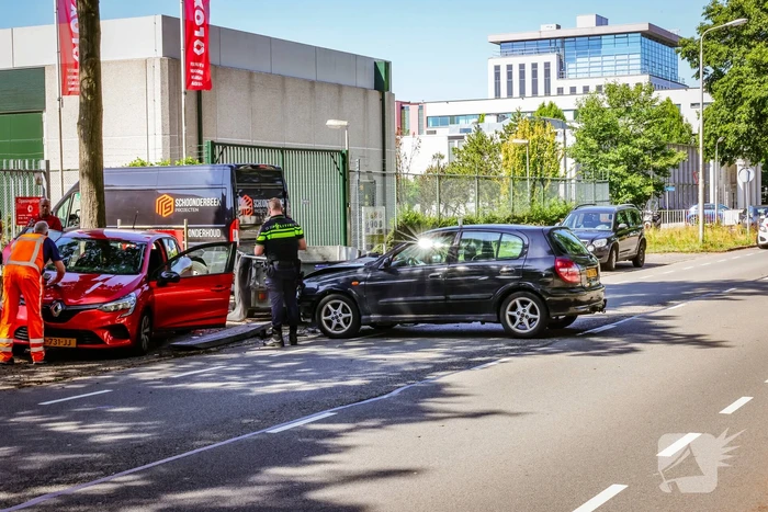 Twee voertuigen en aanhanger betrokken bij botsing