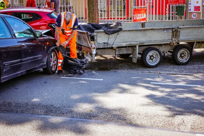 Twee voertuigen en aanhanger betrokken bij botsing