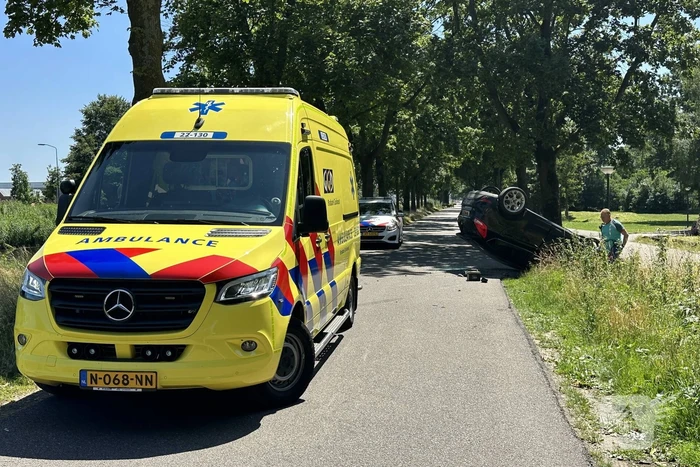 Auto belandt op de kop na botsing tegen boom