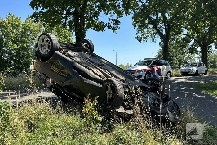 Auto belandt op de kop na botsing tegen boom