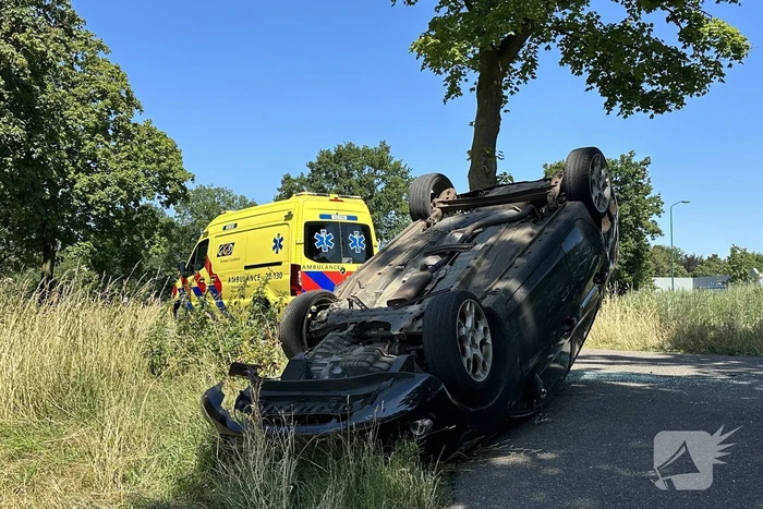Auto belandt op de kop na botsing tegen boom