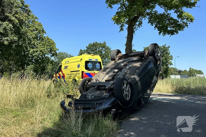 Auto belandt op de kop na botsing tegen boom