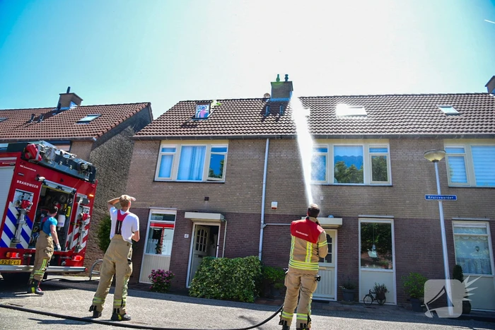 Brandweer probeert kat van dak te halen