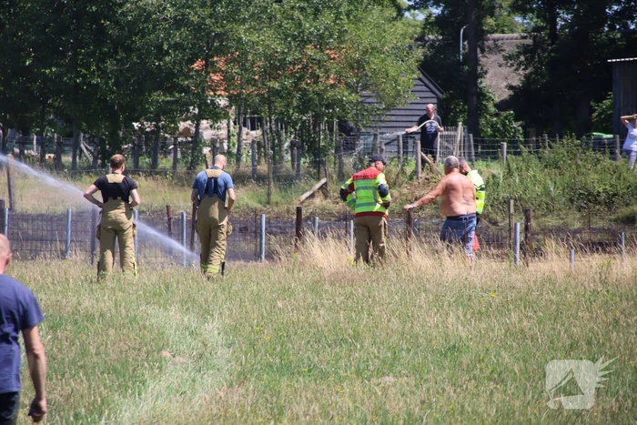 Stuk weiland vliegt in brand